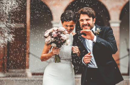 Tavola elegantemente apparecchiata per un matrimonio